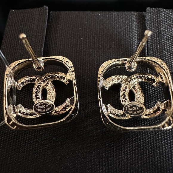 ❌ SOLD! Chanel 23P CC Square Stud Earrings - Picture 4 of 5